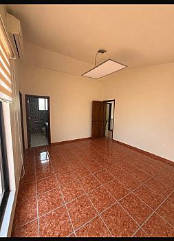 Hermosa casa con tres amplias recámaras con acabados de lujo y amplios espacios en sala comedor y cocina