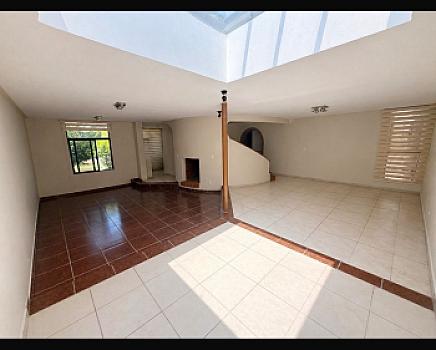 Hermosa casa con tres amplias recámaras con acabados de lujo y amplios espacios en sala comedor y cocina