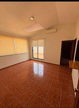 Hermosa casa con tres amplias recámaras con acabados de lujo y amplios espacios en sala comedor y cocina
