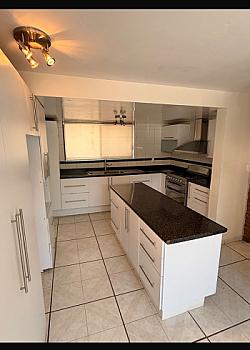 Hermosa casa con tres amplias recámaras con acabados de lujo y amplios espacios en sala comedor y cocina