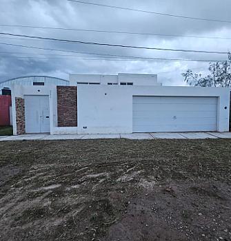 Residencia Moderna en Los Agaves con Amplios Espacios y Elegancia