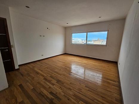 Residencia Moderna en Los Agaves con Amplios Espacios y Elegancia
