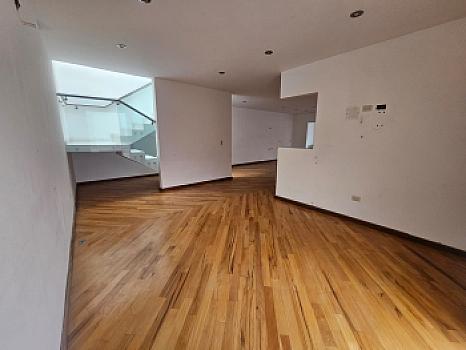 Residencia Moderna en Los Agaves con Amplios Espacios y Elegancia