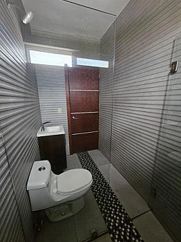 Residencia Moderna en Los Agaves con Amplios Espacios y Elegancia