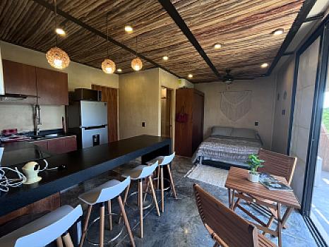 Venta estudio amueblado y equipado con alberca y jacuzzi a 5 min de la playa y a 2 cuadras de Av Kukulcan