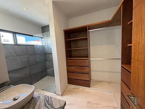 HOUSE FOR SALE IN RESIDENCIAL ARBOLADA, AV. HUAYACAN CANCUN