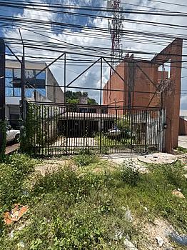 Terreno Comercial con Construcción y Doble Frente sobre Boulevard Colosio, Cancún