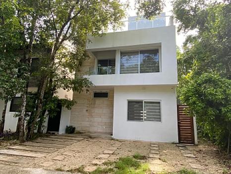 Casa en venta en Residencial Aldea Ha Puerto Morelos con alberca privada y roof garden