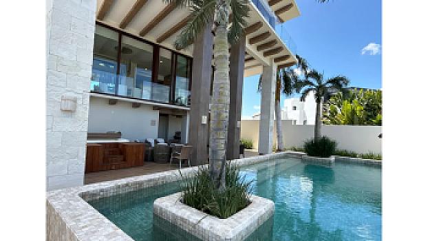Casa de Lujo Frente al Canal en Puerto Cancún con Alberca, Elevador y 4 Estacionamientos