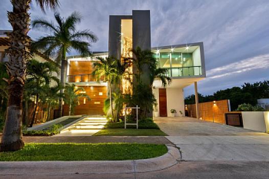 Casa de Lujo en Venta en Puerto Cancún con Muelle Privado y Alberca Infinity