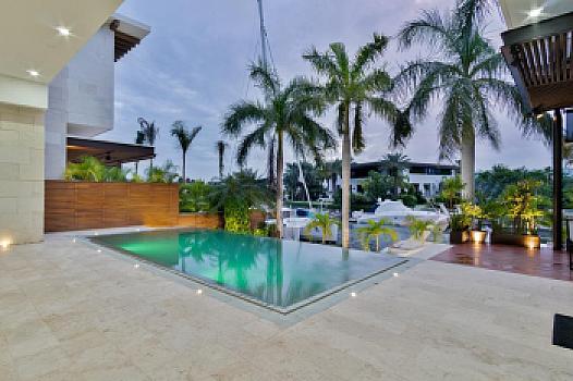 Casa de Lujo en Venta en Puerto Cancún con Muelle Privado y Alberca Infinity
