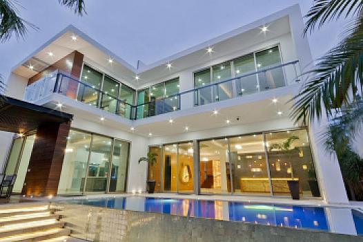 Casa de Lujo en Venta en Puerto Cancún con Muelle Privado y Alberca Infinity