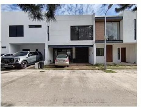 Casa en Valle Imperial. Ubicada estratégicamente a solo unas cuadras de las principales avenidas, centro comercial.