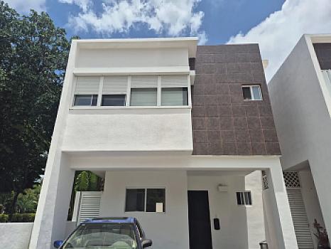 Casa en Renta en Jardines del Sur 2 | 4 Recámaras | Frente a Alberca | Equipada y Remodelada