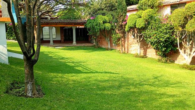 JARDIN CON ALBERCA PARA EVENTOS EN CUERNAVACA