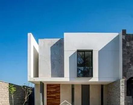 CASA EN VENTA EN COTO PRIVADO AL NORTE DE COLIMA, FRENTE A JARDÍN CON 3 RECÀMARAS