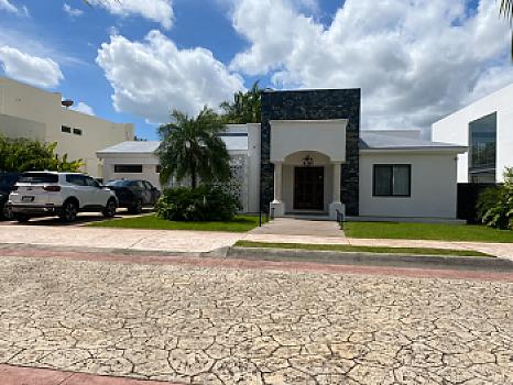 Casa de Lujo de 1 Nivel con Alberca en Lagos del Sol Cancún