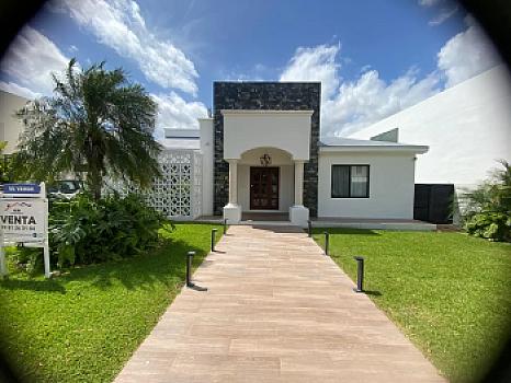 Casa de Lujo de 1 Nivel con Alberca en Lagos del Sol Cancún