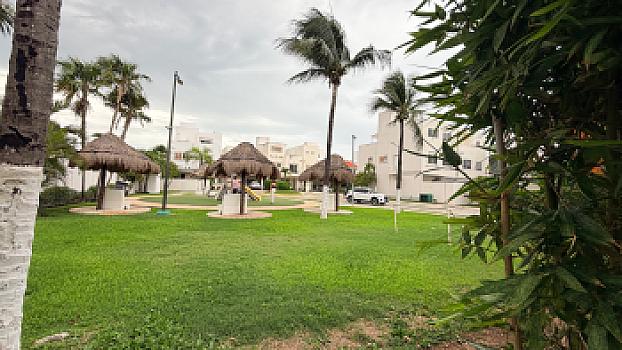 Casa en venta en Quinta Madeira con alberca, seguridad frente a la Gran Plaza
