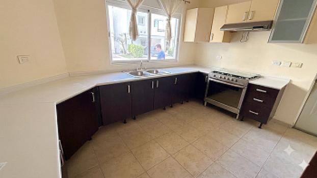 Casa en venta en Quinta Madeira con alberca, seguridad frente a la Gran Plaza