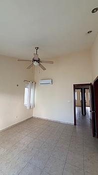 Casa en venta en Quinta Madeira con alberca, seguridad frente a la Gran Plaza