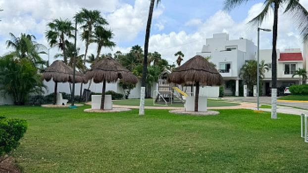Casa en venta en Quinta Madeira con alberca, seguridad frente a la Gran Plaza