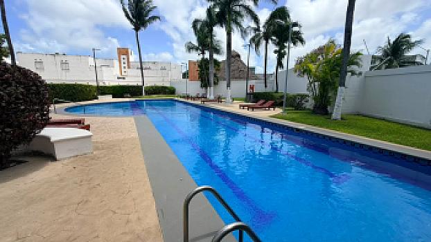 Casa en venta en Quinta Madeira con alberca, seguridad frente a la Gran Plaza