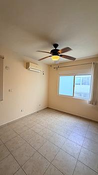 Casa en venta en Quinta Madeira con alberca, seguridad frente a la Gran Plaza
