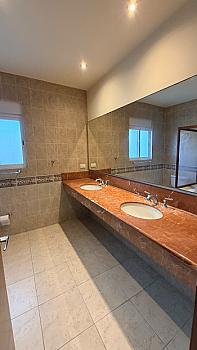 Casa en venta en Quinta Madeira con alberca, seguridad frente a la Gran Plaza