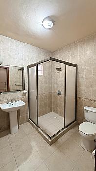 Casa en venta en Quinta Madeira con alberca, seguridad frente a la Gran Plaza