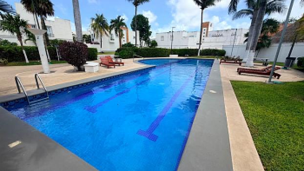 Casa en venta en Quinta Madeira con alberca, seguridad frente a la Gran Plaza