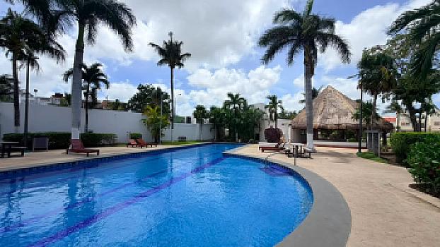 Casa en venta en Quinta Madeira con alberca, seguridad frente a la Gran Plaza