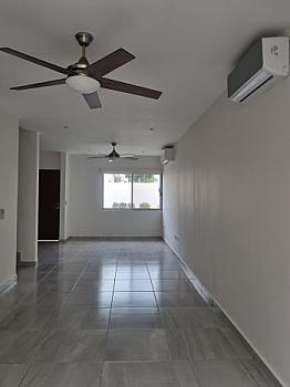 Casa en renta en Av. Huayacan en Long Island