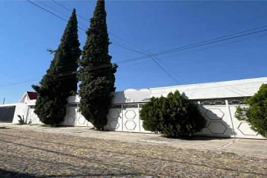 Grande casa en venta con alberca en Querétaro