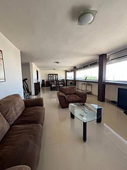 Grande casa en venta con alberca en Querétaro