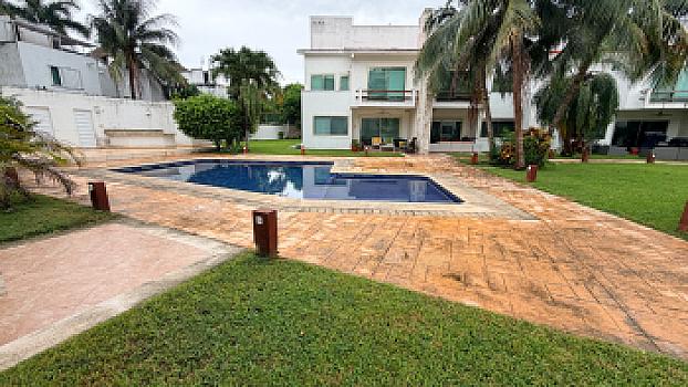Casa en Venta en privada de 8 casas en Álamos con alberca y seguridac