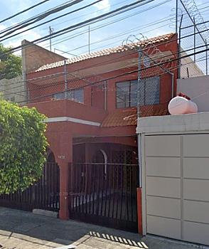 CASA HABITACION, 3 RCS. COCHERA DOS AUTOS EXCELENTE UBICACION