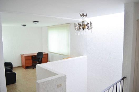 Casa amueblada en renta con jardín