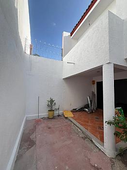SE RENTA TREMENDA CASA DE TRES RECAMARAS Y ESTUDIO EN MILENIO III