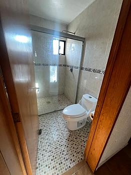 SE RENTA TREMENDA CASA DE TRES RECAMARAS Y ESTUDIO EN MILENIO III
