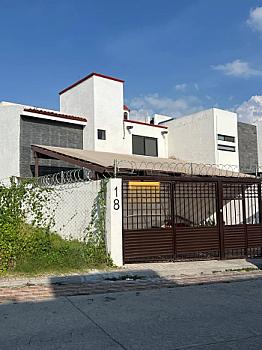 SE RENTA TREMENDA CASA DE TRES RECAMARAS Y ESTUDIO EN MILENIO III