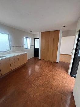 SE RENTA TREMENDA CASA DE TRES RECAMARAS Y ESTUDIO EN MILENIO III