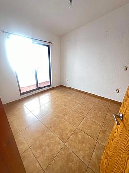 SE RENTA TREMENDA CASA DE TRES RECAMARAS Y ESTUDIO EN MILENIO III