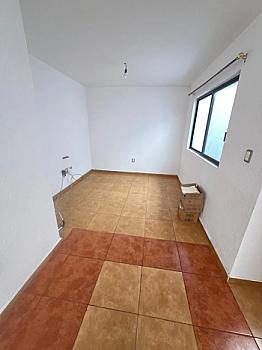 SE RENTA TREMENDA CASA DE TRES RECAMARAS Y ESTUDIO EN MILENIO III