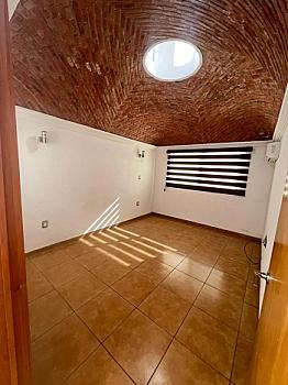 SE RENTA TREMENDA CASA DE TRES RECAMARAS Y ESTUDIO EN MILENIO III