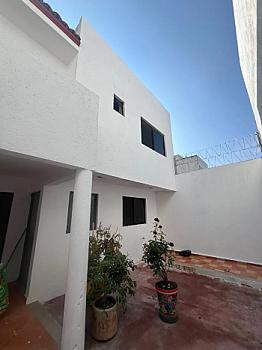 SE RENTA TREMENDA CASA DE TRES RECAMARAS Y ESTUDIO EN MILENIO III