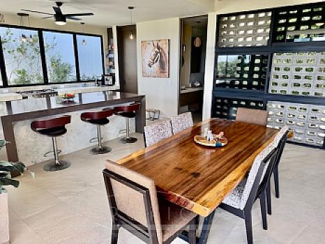 NUEVO  PRECIO! Muy distintiva Moderna Casa Unica