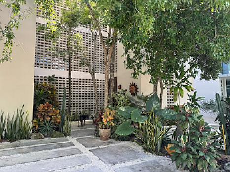 NUEVO  PRECIO! Muy distintiva Moderna Casa Unica