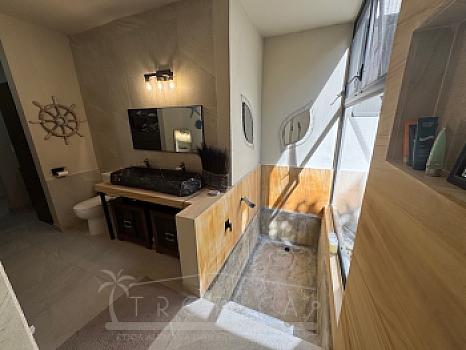NUEVO  PRECIO! Muy distintiva Moderna Casa Unica
