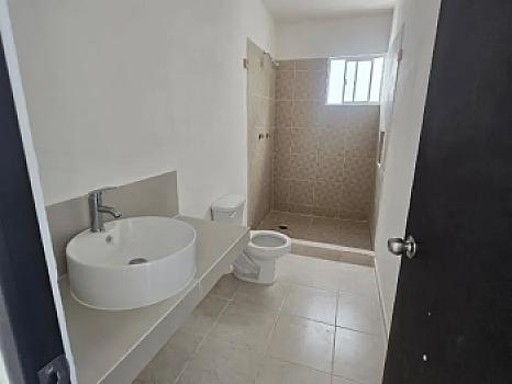 excelente casa  remate bancario con posesión,  2 plantas, 2 dormitorios, en fracc las Palmas Kanasin, Yucatán